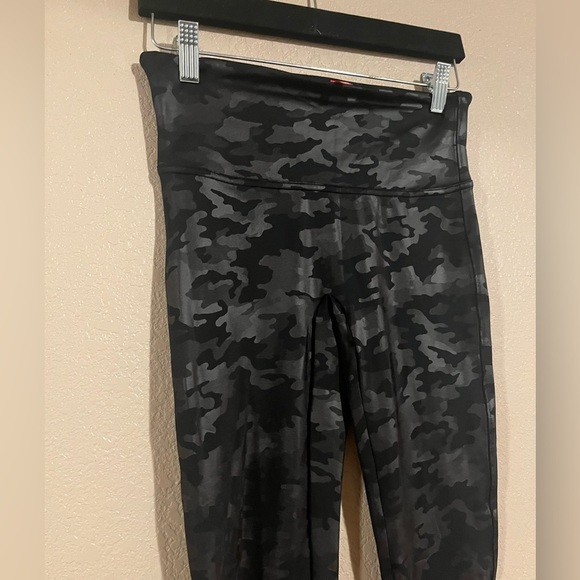 Spanx Faux Leather Camo Leggings size size M - Picture 4 of 5